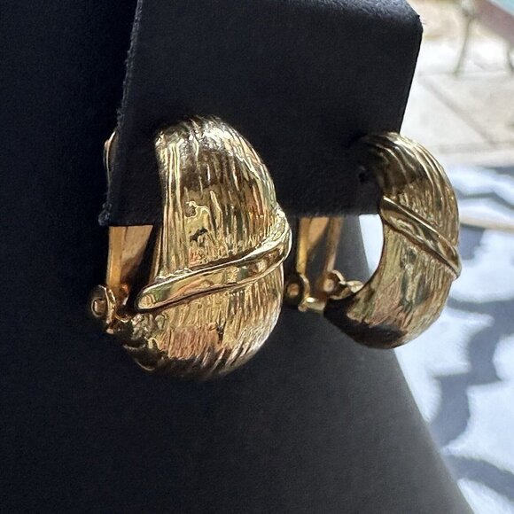 Fashion Earrings Women's Goldtone Half-Hoop Textured Clip-On Retro Vintage - Picture 5 of 9
